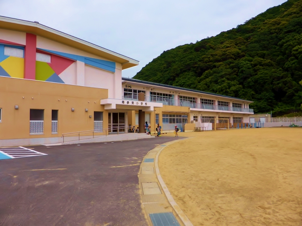 周参見小学校