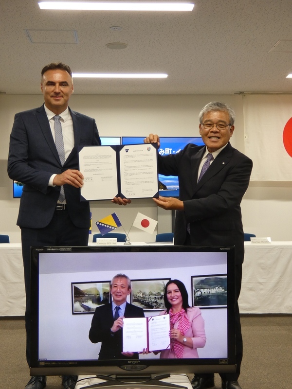 ボスニア・ヘルツェゴビナ国イェゼロ市と姉妹都市提携を締結記念写真